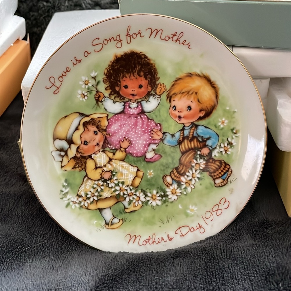 Avon collectible Mother’s Day plates. - Picture 5 of 6